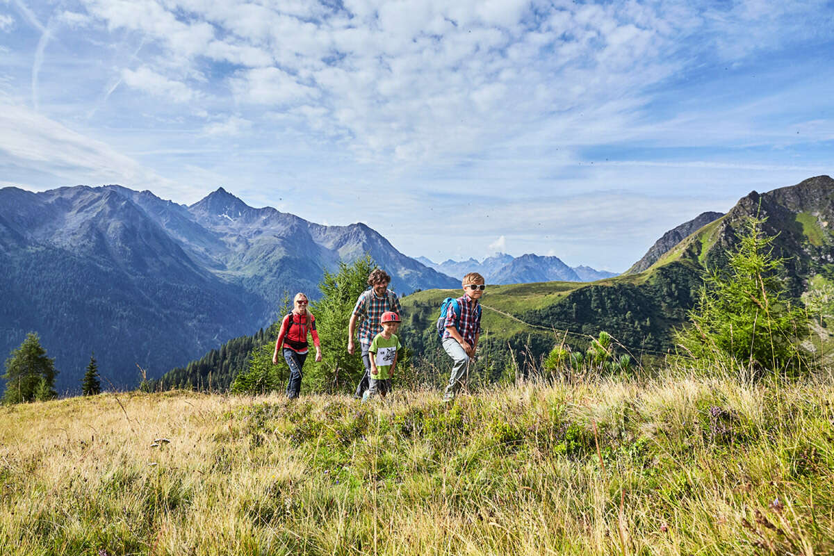 Familie beim Wandern in Kappl