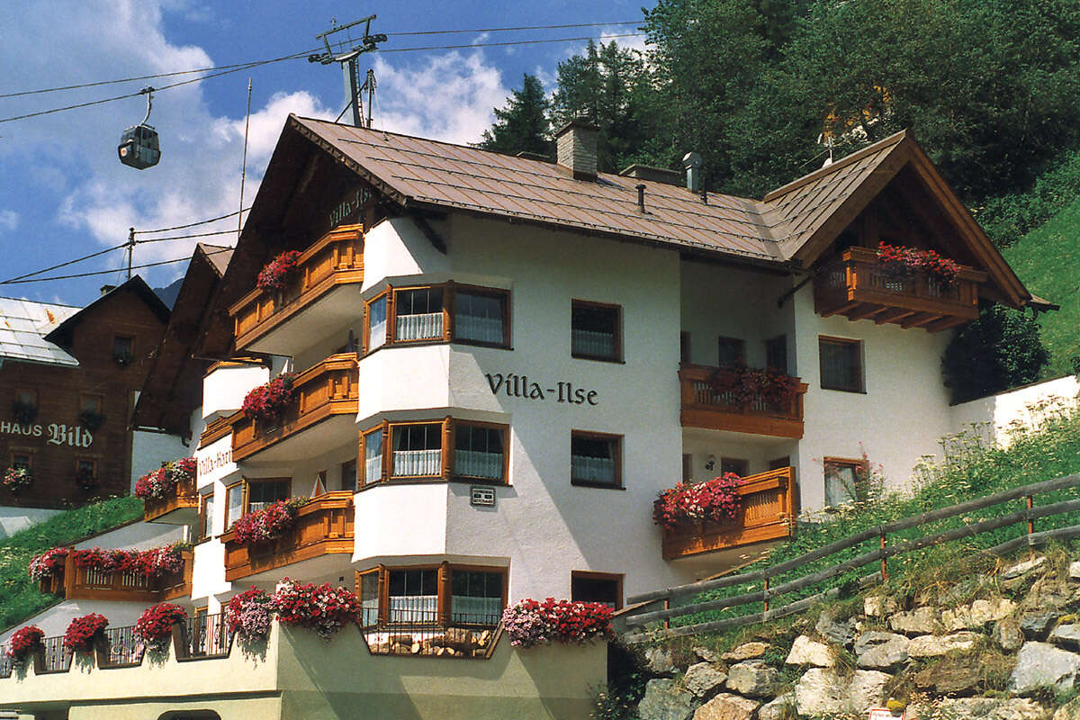 Hausansicht Villa Ilse in Kappl im Sommer