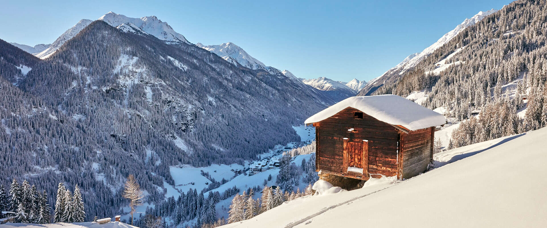 Kappl mit Ausblick von den Bergen ins Tal im Winter