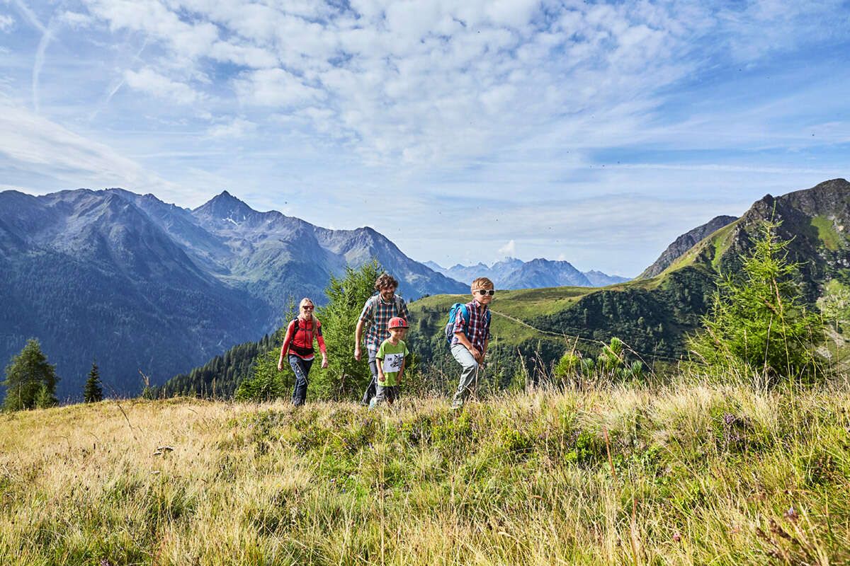 Familie beim Wandern in Kappl