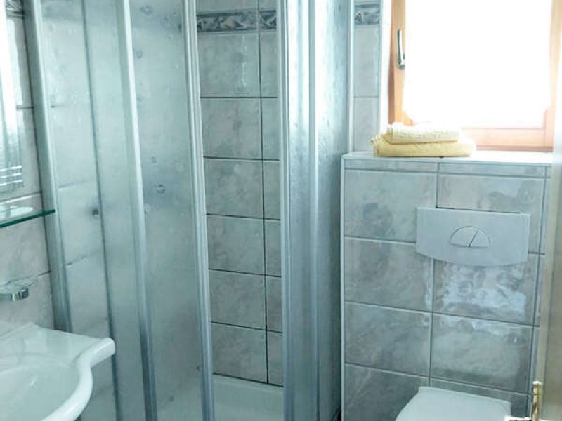 Badezimmer mit Dusche und WC im Appartement A
