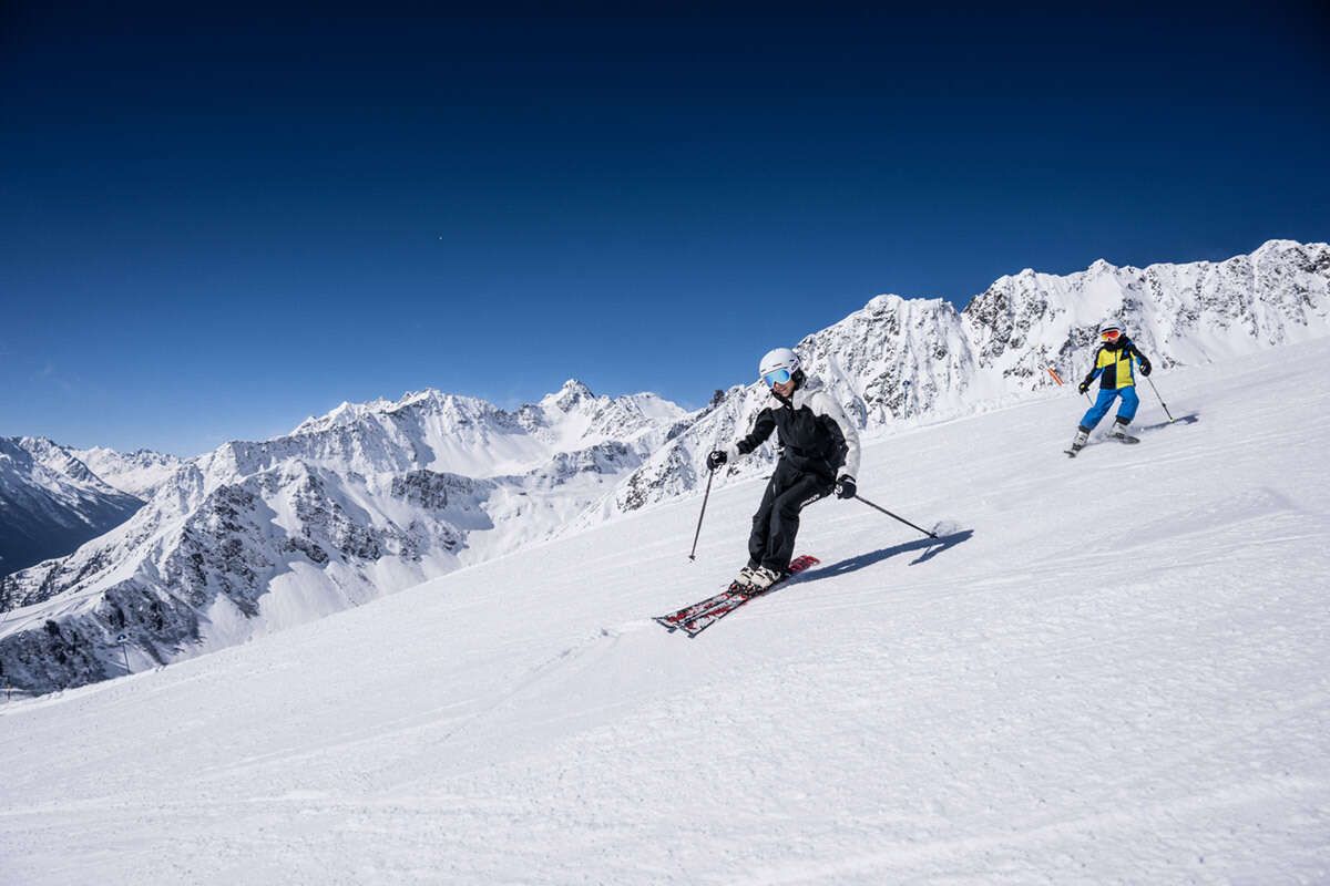 Skifahrer auf der Piste in Kappl im Winter