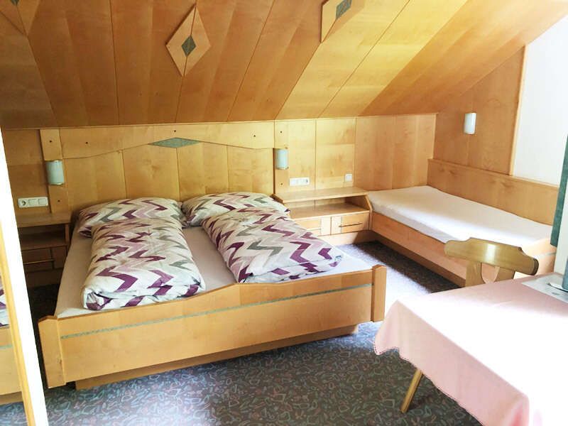 Schlafzimmer mit Doppelbett und Einzelbett im der Ferienwohnung A