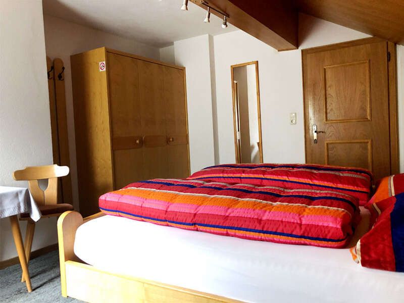 Schlafzimmer mit Doppelbett und Einzelbett