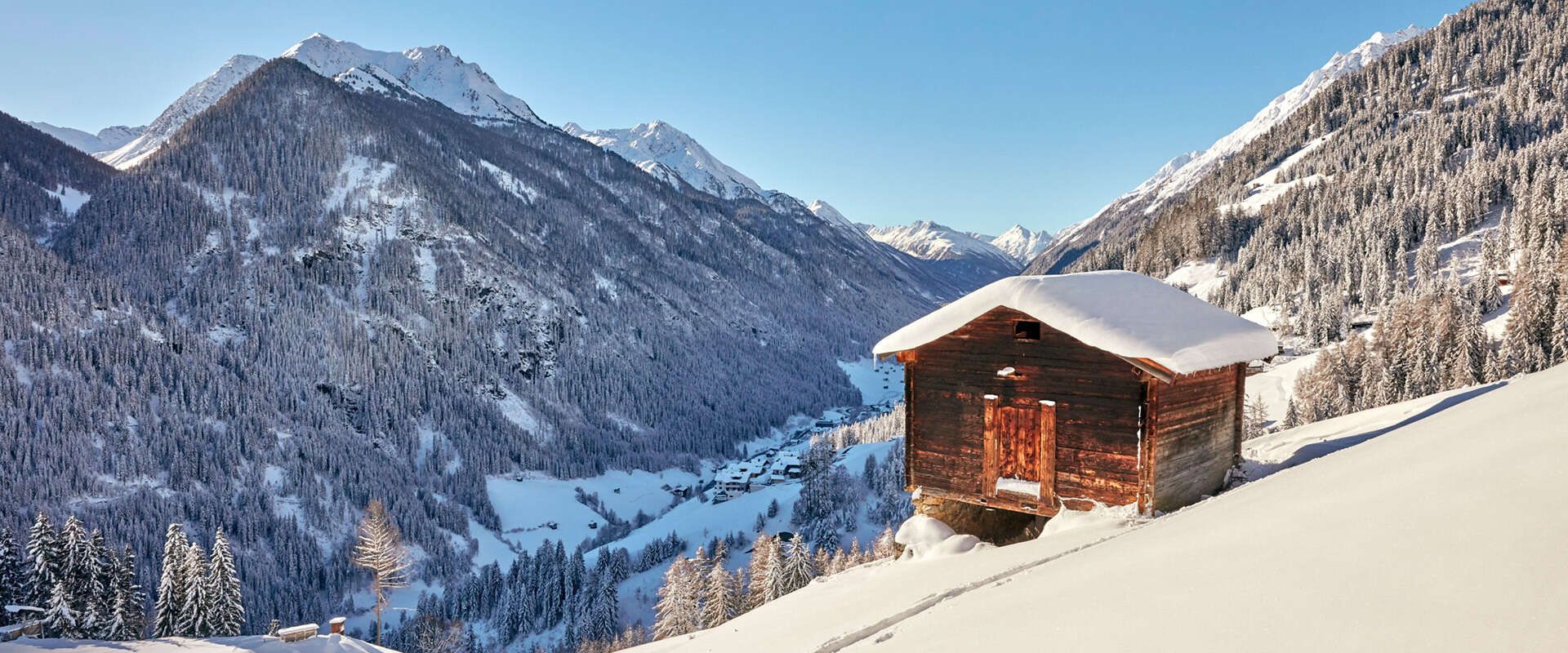 Kappl mit Ausblick von den Bergen ins Tal im Winter