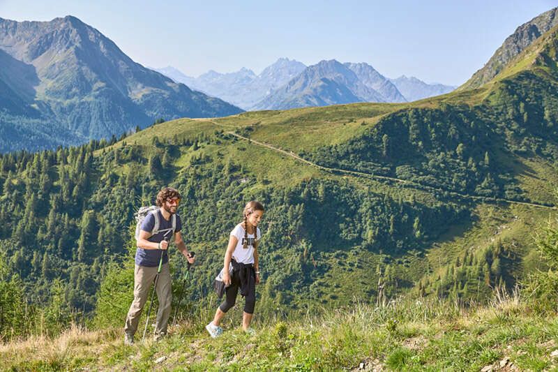 Vater und Tochter beim Wandern im Kappl